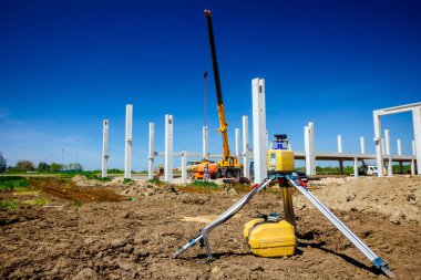 Diğer aygıtları inşaat sahasına seviyelendirmek için lazerli toplam merkez aygıtı.