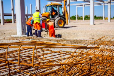 Temel metal profil bükümlü ve bağlı güçlendiren çubuk bir dikdörtgen şeklinde yapılmış.