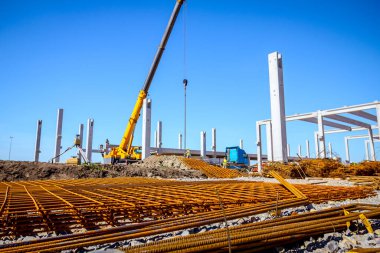 Paslı kare takviye beton, inşaat alanı için arka planda görünümdür.