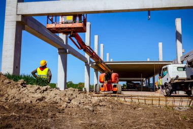 Arkadan inşaat işçisi kask yelek ve sarı ile görüntüleyin.