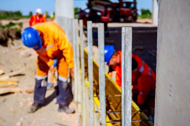 Beton dökülmesi için ahşap kalıp oluşturma hazırlığı sürüyor. 