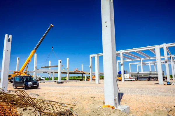 Vinçler-Mobil vinç işletim ve derleme beton kiriş yüksek yerde çalışıyor. Yükseklik işçi iskelet bina truss çiziyor.