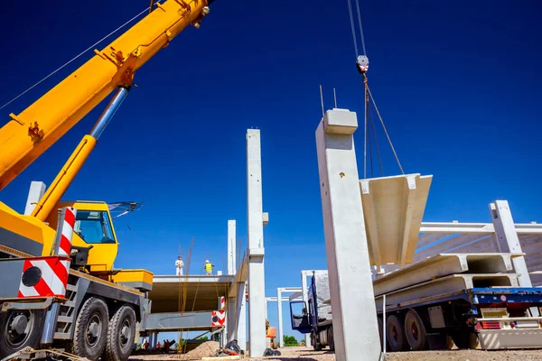 Camión Remolque Está Descarga Carga Viga Hormigón Para Montaje Edificio — Foto de Stock