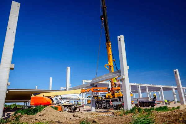 Grúa Móvil Está Funcionando Trabajador Montaje Viga Hormigón Alto Lugar — Foto de Stock