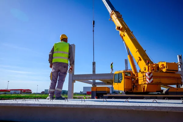 Zicht Van Achteren Bouwvakker Met Veiligheidsvest Gele Helm Toezicht Mobiele — Stockfoto