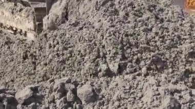İnşaat alanındaki kumu iterken buldozerin şasisini kapatın..
