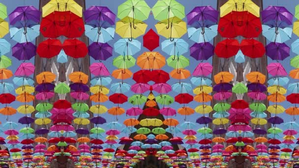 Farbige Regenschirme Hängen Himmel Über Der Stadtstraße Fegen Über Den — Stockvideo