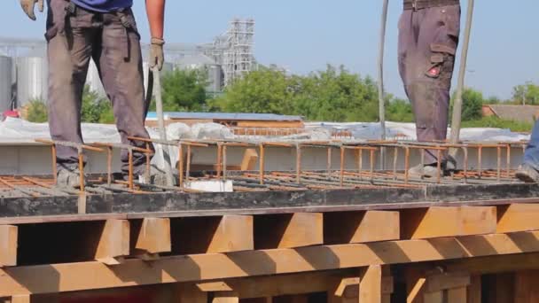 建筑工人正在使用电动工具 压实器 在木模中使用钢筋框架进行混凝土施工 — 图库视频影像