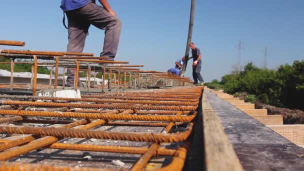 Trabajador Sitio Construcción Está Vertiendo Hormigón Molde Largo Que Administra — Vídeo de stock