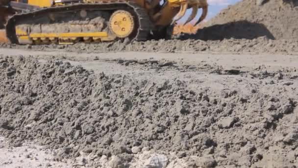 Close Zicht Het Onderstel Van Bulldozer Tijdens Zandduwen Bouwplaats — Stockvideo