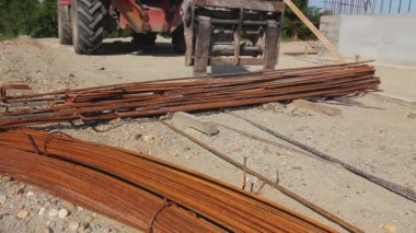 Teleskopik forklift. Paslı, güçlendirilmiş çelik yığınını geçici olarak yığılana kadar..