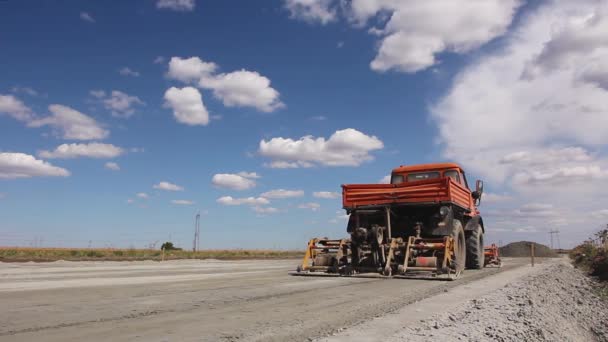 Plaka Titreşim Sıkıştırıcı Kamyona Monte Edilir Yol Inşaatında Kum Sıkıştırılır — Stok video
