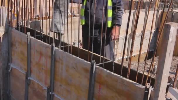 Trabajador Sitio Construcción Está Vertiendo Hormigón Molde Largo Que Administra — Vídeos de Stock