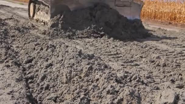 Zblízka Pohled Buldozer Podvozek Při Tlačení Písku Staveništi — Stock video