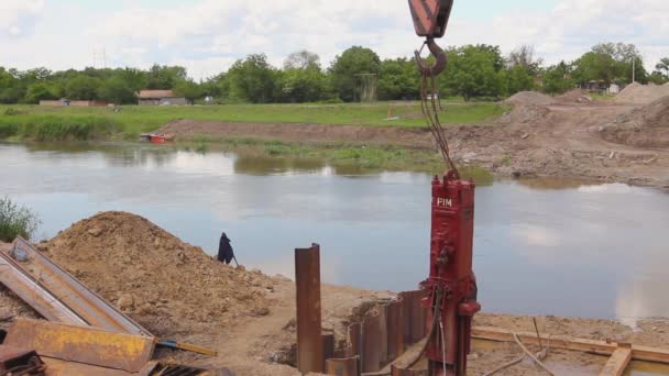 Zrenjanin Vojvodina Serbien Mai 2019 Pneumatische Rammbohrmaschine Rammt Blech Flussufer — Stockvideo