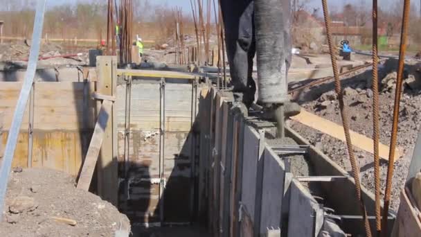 Trabalhador Local Construção Está Derramando Concreto Mangueira Bomba Gerenciamento Moldes — Vídeo de Stock