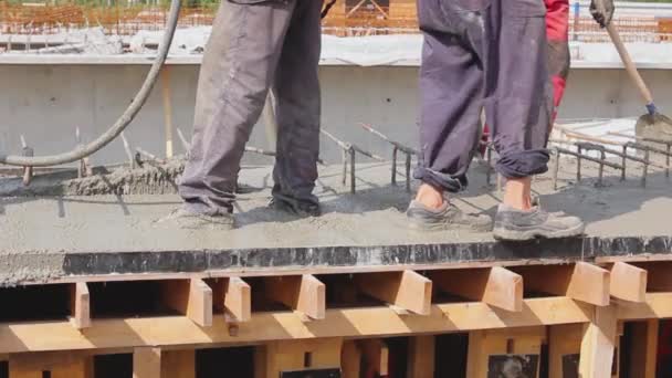 建筑工人们正在使用电动工具 压实机和铲子将木模中的新鲜混凝土与钢筋对齐 — 图库视频影像