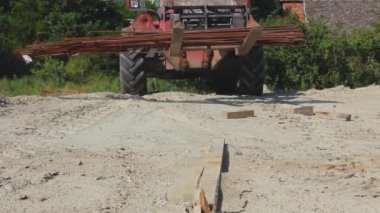 Teleskopik forklift. Paslı, güçlendirilmiş çelik yığınını geçici olarak yığılana kadar..