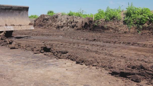 Крупним Планом Вид Нетримання Бульдозера Під Час Штовхання Піску Будівельному — стокове відео