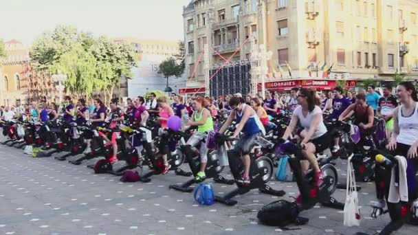 2015年6月6日ルーマニア バナト市ティミソアラ 屋外公共トレーニングで運動用自転車に取り組んでいるグループ — ストック動画