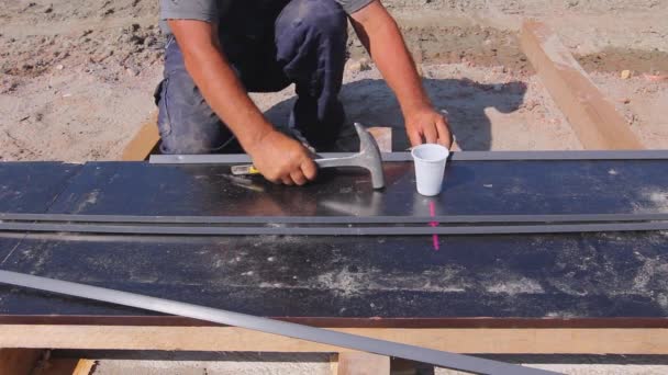工人们正在木制底板上敲小钉子 以组装用于混凝土的长模子 — 图库视频影像