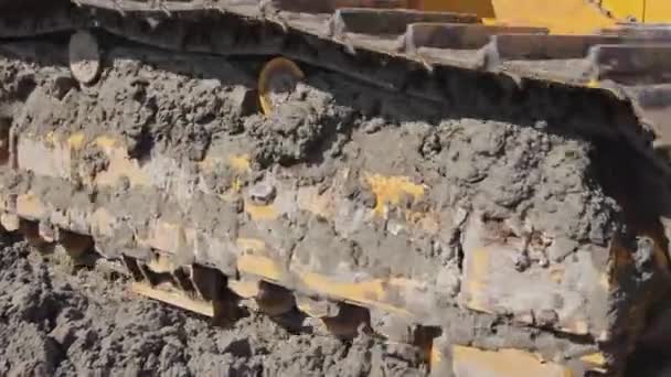 Close Zicht Het Onderstel Van Bulldozer Tijdens Zandduwen Bouwplaats — Stockvideo