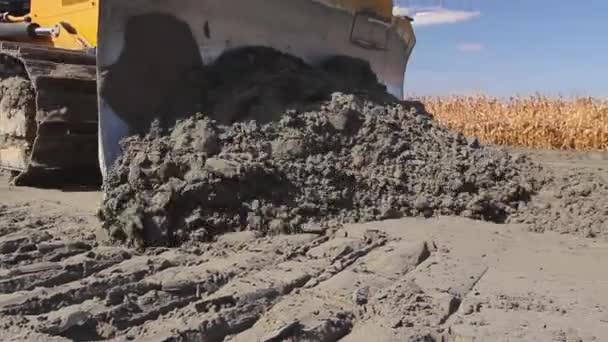 Vista Cerca Del Tren Aterrizaje Excavadora Durante Empuje Arena Sitio — Vídeos de Stock