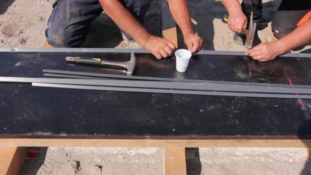 Riggers Işçiler Beton Dökmek Için Tahta Süpürgeliğe Küçük Çiviler Çakıyor — Stok video