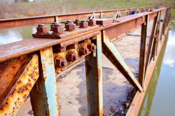 Detalhe Construção Aço Com Parafusos Enferrujados Velhos Cerca Ponte — Fotografia de Stock