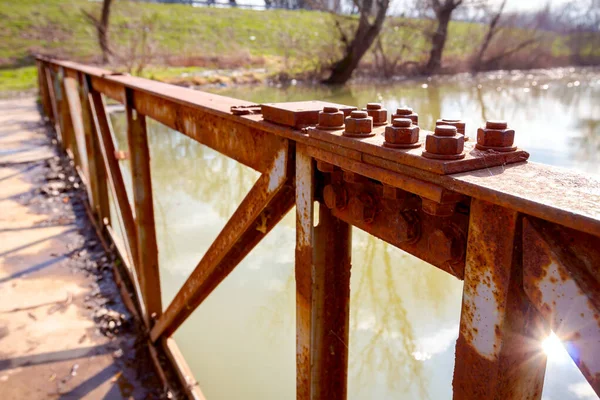 Ponte Metal Antiquado Colocado Sobre Pequeno Rio Canal Caminho Para — Fotografia de Stock