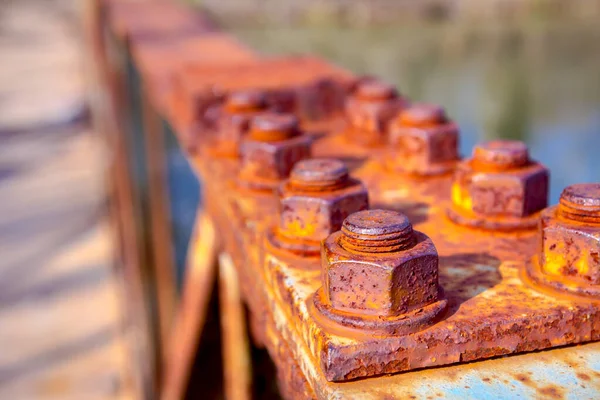 Köprünün Çitlerinde Paslı Vidalar Olan Çelik Yapının Ayrıntıları — Stok fotoğraf