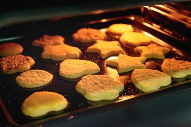 Mutfakta terli yemek pişiren kadın.