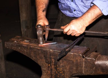 Demirci iş başında