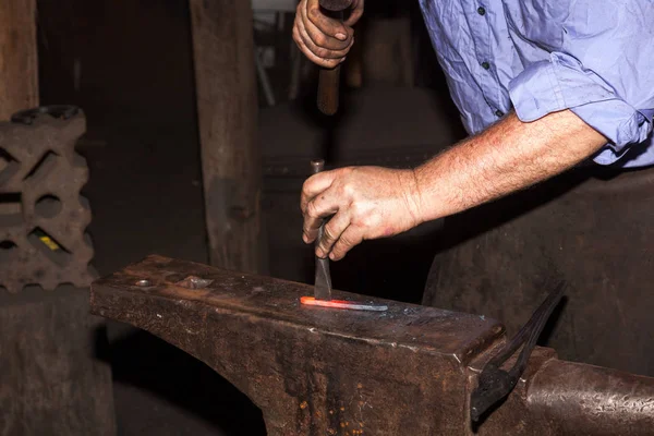 Schmied bei der Arbeit — Stockfoto