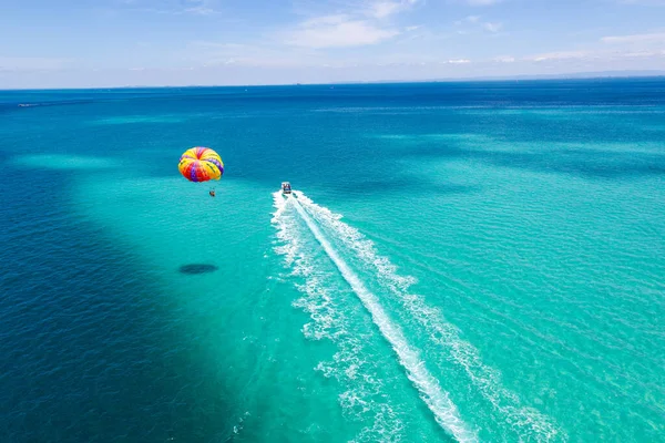 Tangalooma Parasailing 스톡 이미지