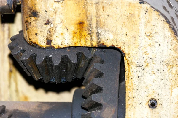 工厂环境中的钢制齿轮 — 图库照片