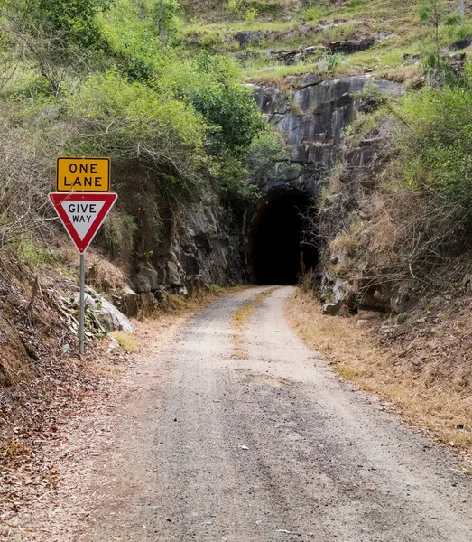 ブーロボンダトンネル南半球で最も長いトンネル ペリー山の歴史的な鉱山町の近く — ストック写真