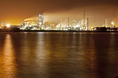 Su yolu yakınında ağır sanayi emisyonlara neden oluyor