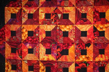 Parlak renklerde güzel el yapımı yorgan.