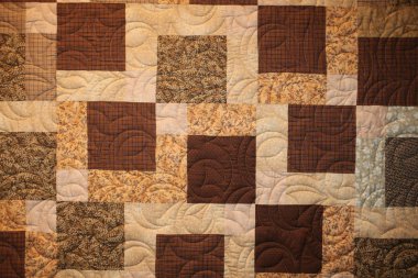 Parlak renklerde güzel el yapımı yorgan.