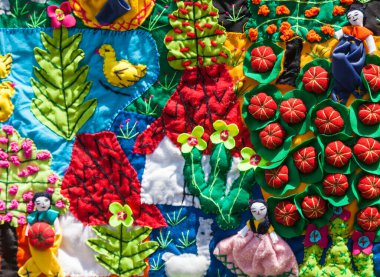 Parlak renklerde güzel el yapımı yorgan.