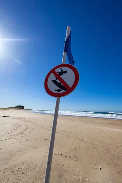 Σημάδι Στην Παραλία Για Surfing — Φωτογραφία Αρχείου