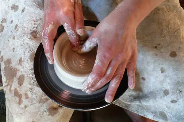 Hands of a potter clay mold cup — Stock Photo, Image