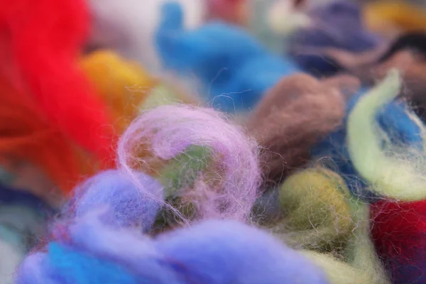 Materiali infeltribili - pezzi di lana colorata per l'infeltrimento — Foto Stock