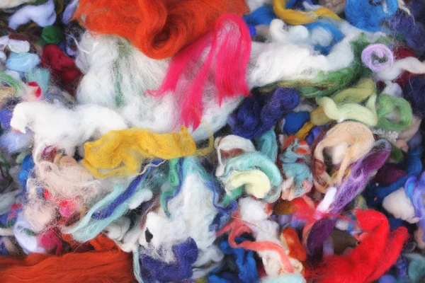 Материалы для войлока - цветные части шерсти для войлока — стоковое фото