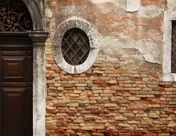 La pared con la ventana en Venecia - Italia — Foto de Stock