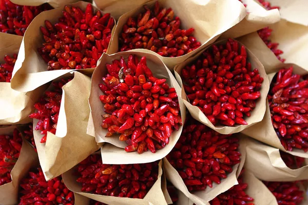 Hagyományos csokor piros paprika Velencében - travel — Stock Fotó
