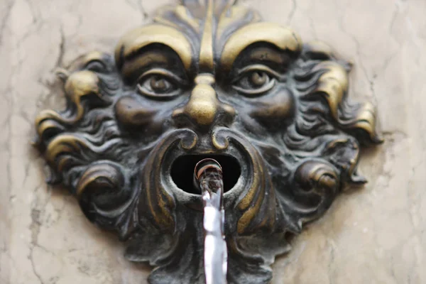 Bronze mask - fountain decor in Venice, Rialto Bridge - Italy, Architectural detail — Stock Photo, Image