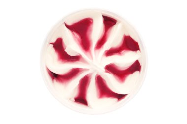 Kremalı dondurma ahududu tepesi ile - beyaz görünümde top