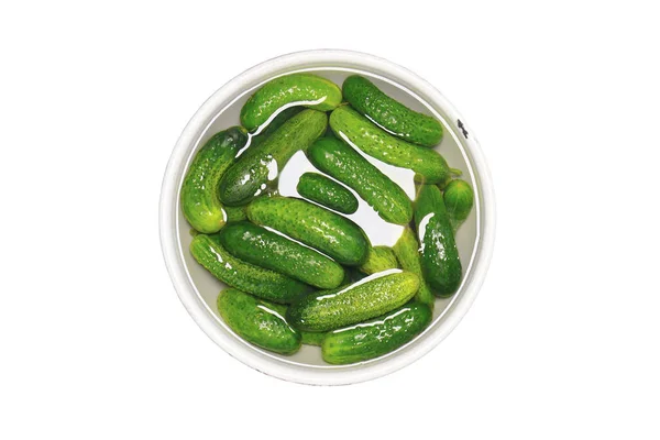 Verse groene komkommers in een kom met water - voedsel, geïsoleerde object op wit — Stockfoto